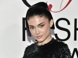 Hair Stylist Kesayangan Meninggal, Kylie Jenner Tak Bisa Tidur Berhari-hari
