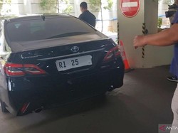 Menteri Satryo Tinggalkan Kantor di Tengah Kabar Reshuffle Kabinet