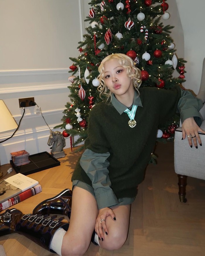 Panjang kaus kaki yang Ros&eacute; kenakan beragam, mulai dari model ankle yang simpel hingga kaus kaki selutut yang cocok dipadukan dengan boots./ Foto: Instagram/roses_are_rosie