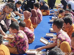 Polisi Bagikan MBG untuk Pelajar Berkebutuhan Khusus di Lampung Selatan