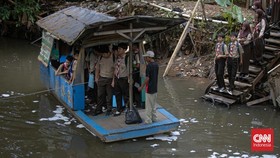 FOTO: Perahu Eretan Jadi Tumpuan Anak Sekolah di Pesanggrahan Jakarta
