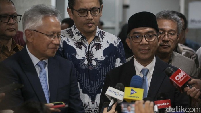 Prof Brian Yuliarto resmi menjabat sebagai Menteri Pendidikan Tinggi, Sains, dan Teknologi (Mendiktisaintek). Guru besar ITB ini menggantikan Satryo Soemantri Brodjonegoro.