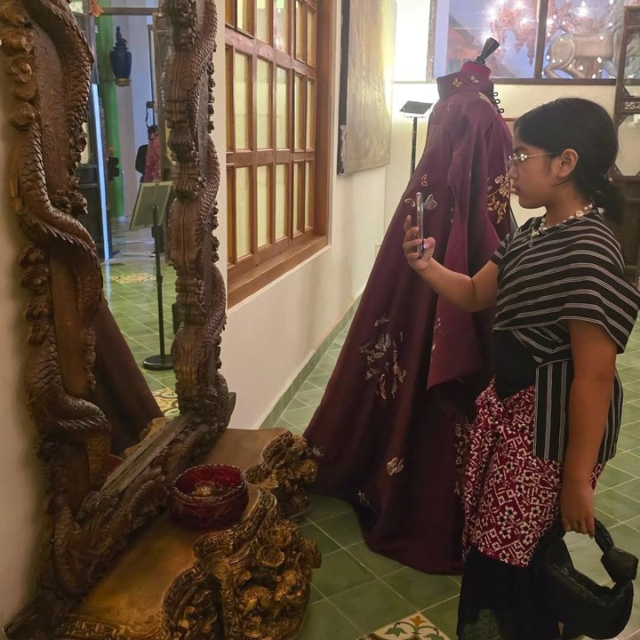 <p>Pada unggahan terbarunya, Dian terlihat mengajak Ishana melakukan <em>girls night out</em>, nih. Mereka kompak mendatangi House of Tugu dengan mengenakan kain batik. (Foto: Instagram: @therealdisastr)</p>