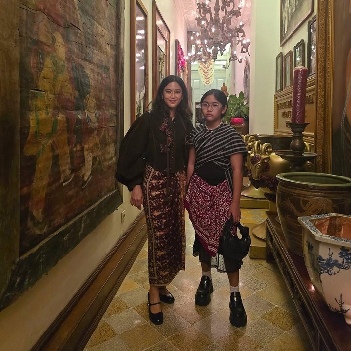 <p>Banyak netizen yang memuji gaya Ishana selama hangout bersama sang Bunda. Tidak sedikit yang menyebut dirinya sudah <em>stylist</em> sejak usia dini. "Sedari dini anaknya sudah <em>stylist</em>," ungkap seorang netizen. "Adek Ishana tampak samping fotokopi Bundanya banget," kata netizen lainnya. (Foto: Instagram: @therealdisastr)</p>