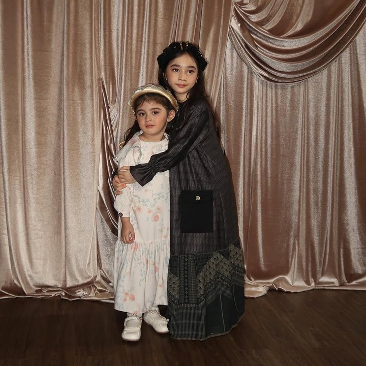 <p>Banyak netizen yang memuji kecantikan Guzel dan Raqeema nih, Bunda. Tidak sedikit yang menyebut keduanya bak putri kerajaan. (Foto: Instagram: @guzelimalisyakieb)</p>