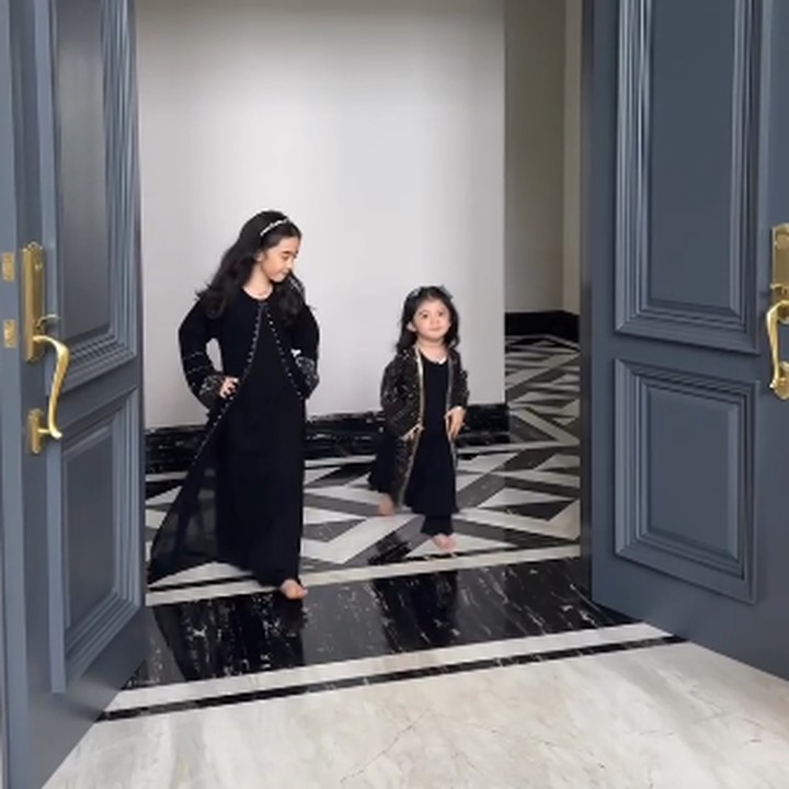 <p>Pada salah satu unggahan, bahkan terlihat Raqeema dan Guzel asyik melakukan<em> fashion show</em> bersama. Keduanya tampil cantik dengan abaya warna hitam. (Foto: Instagram: @marginw)</p>