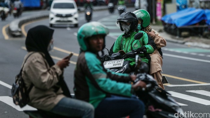 Ojek online beroperasi menggunakan aplikasi dalam pelayanannya. Yuk lihat driver ojol 'ngebid' di tengah tuntutan dapat THR dari aplikator.