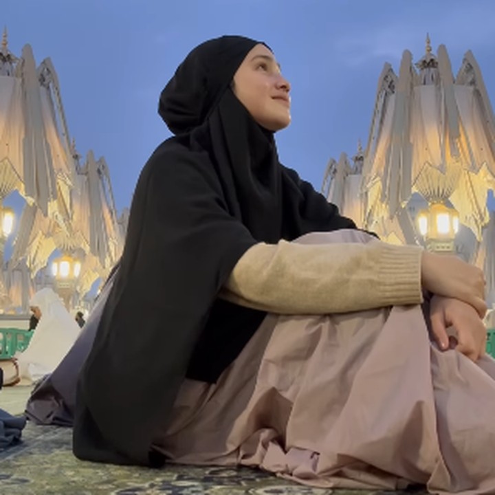 <p>"<em>MasyaAllah</em>, sehat-sehat Syifa, lancar ibadahnya," ungkapnya seraya menyisipkan emotikon hati. "<em>MasyaAllah</em> Syifaku cantik sekali," tutur netizen lainnya. (Foto: Instagram: @syifahadju)</p>