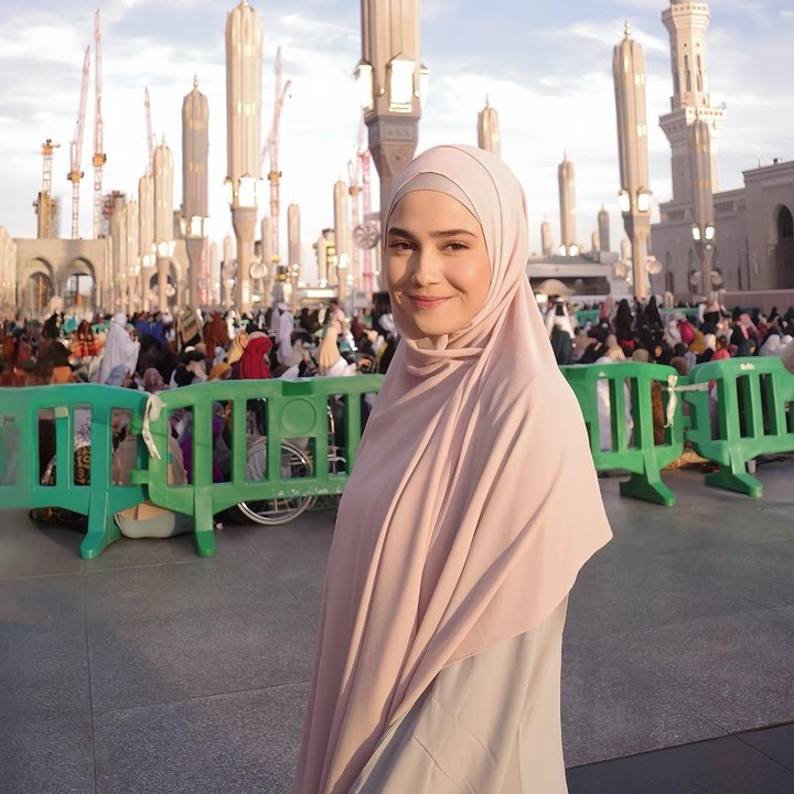 <p>Syifa terlihat cantik mengenakan hijab warna krem. Tidak hanya itu, perempuan 24 tahun itu juga terlihat menawan mengenakan abaya warna abu-abu. (Foto: Instagram: @syifahadju)</p>