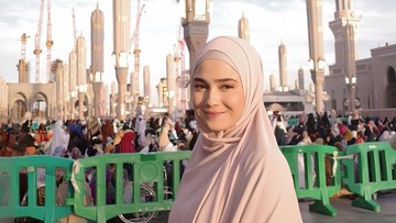 Syifa Hadju Jalani Ibadah Umrah Bersama Keluarga, Simak 5 Potret Cantiknya Berbusana Muslimah