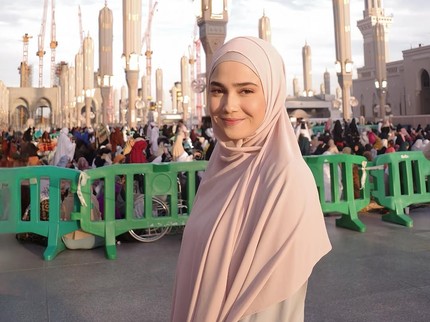 Syifa Hadju Jalani Ibadah Umrah Bersama Keluarga, Simak 5 Potret Cantiknya Berbusana Muslimah