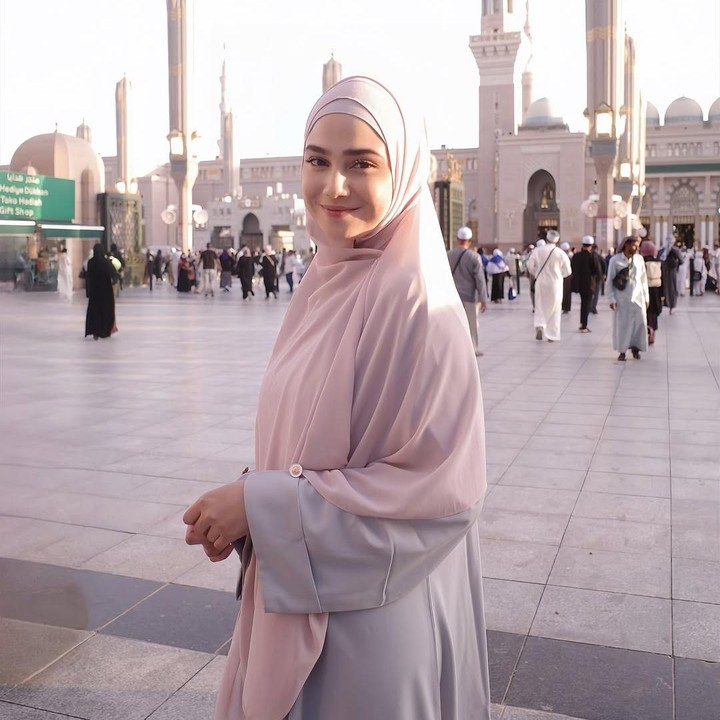 <p>Banyak netizen yang memuji kecantikan Syifa Hadju, Bunda. Tidak sedikit yang mendoakan agar ia dan keluarga diberi kelancaran dalam menjalankan ibadah umrahnya. (Foto: Instagram: @syifahadju)</p>