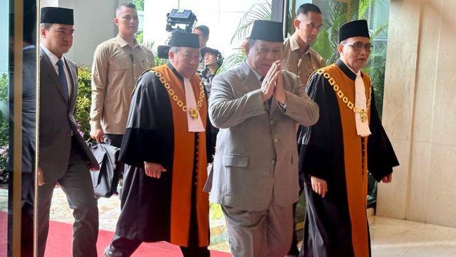 Para hakim Mahkamah Agung sontak beranjak dari kursi saat Presiden Prabowo Subianto membalikkan badannya untuk memberi hormat kepada mereka.