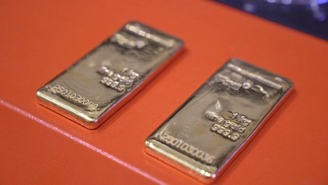 Emas Anjlok 20% dari Puncak, Suku Bunga Tinggi Kalahkan Geopolitik