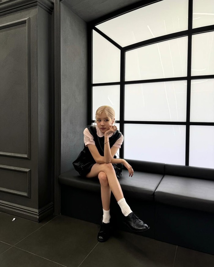 Saat banyak orang menambahkan elemen untuk tampil ramping, Ros&eacute; justru memilih outfit sederhana, cukup dengan kaus kaki putih dan sepatu pantofel yang klasik dan effortless./ Foto: Instagram/roses_are_rosie