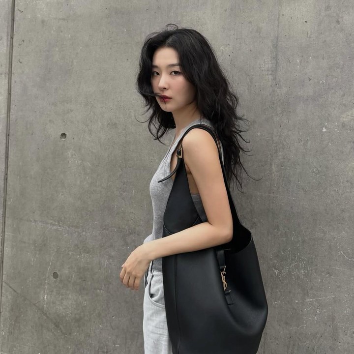 <p>Bahkan, penampilannya yang sering mengenakan kasual <em>outfit</em> ini menuai pujian di kolom komentarnya. "Kamu kok keren terus sih," tulis akun <em>@vinyratna****.</em> "Visual Seulgi OMG. Aku tak tahan dengan kecantikannya," tulis akun <em>@danielarga****.</em> (Foto: Instagram@hi_sseulgi)</p>