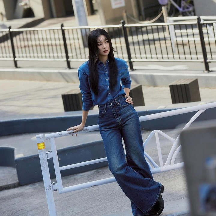 <p>Selain cantik, Seulgi juga dianggap selalu tampil dengan <em>outfit</em> modisnya yang menginspirasi para perempuan. Melalui akun Instagram pribadinya, ia kerap menampilkan foto-foto <em>outfit out the day</em> (OOTD). (Foto: Instagram@hi_sseulgi)</p>