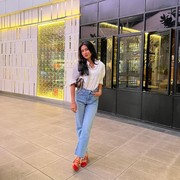 Get The Look: Ide Outfit Kemeja Putih dan Jeans Stylish ala Shenina Cinnamon