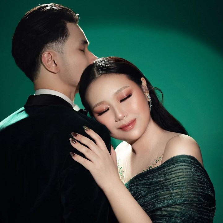 <p>Hal tersebut diketahui langsung melalui beberapa foto pemotretannya bersama sang suami yang diunggah di akun Instagram. Bunda satu anak ini tampak memesona mengenakan gaun yang menampilkan lekuk tubuhnya. (Foto: Instagram@siscakohl)</p>