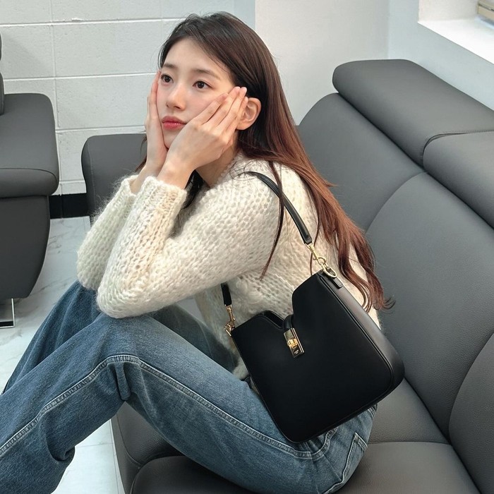 Suzy tampil nyaman dengn outfit sweater rajut oversized dan celana jeans yang simple. Tampilan ini menjadi everyday outfit yang comfort namun tetap trendy./ Foto: Instaagram/skuukzky