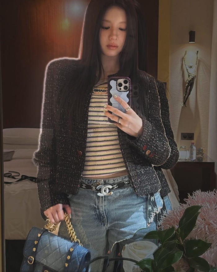 Tampilan celana jeans Go Yoon Jung dengan tank top bergaris dan jaket wol terlihat stylish dan chic. Sabuk Chanel yang ia kenakan menambah suasana elegan yang berkelas./ Foto: Instagram/goyounjung
