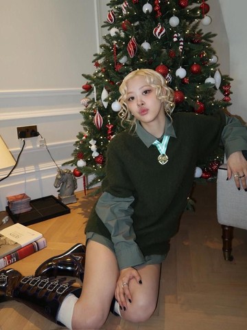 Sering Jadi Andalan, Intip 6 Style Ikonik Rose BLACKPINK dengan Kaus Kaki Putih