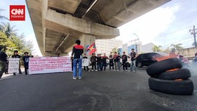 VIDEO: Aksi Indonesia Gelap, Mahasiswa Makassar Turun ke Jalan