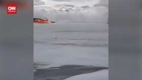 VIDEO: Detik-detik Delta Airlines Terbalik dan Terbakar saat Mendarat