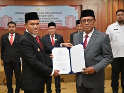 Mualem Tunjuk Alhudri Jadi Plt Sekda Aceh