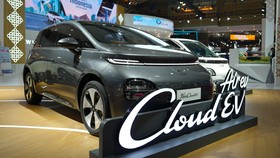 Wuling Segarkan Cloud EV dan Luncurkan Varian Baru Lite