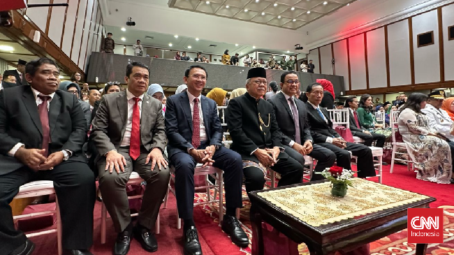 Sejumlah eks Gubernur DKI dari mulai Sutiyoso, Foke, Ahok, hingga Anies duduk di barisan depan di acara sertijab Pram-Rano sebagai gubernur-wagub DKI yang baru.
