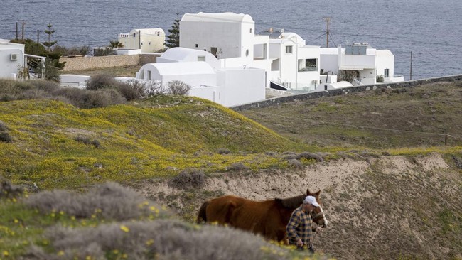 Warga dan turis di sekitar Kreta dan Santorini diimbau jauhi pantai usai gempa besar guncang Yunani.