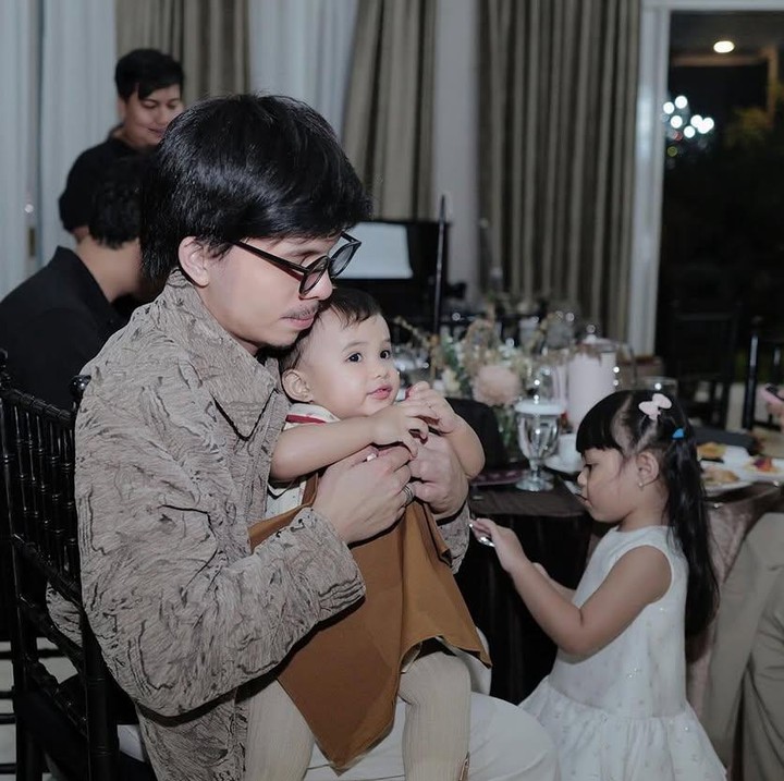 <p>Aurel datang ke pesta ulang tahun sang ayah sambung bersama suami dan kedua anaknya. Suami Aurel, Atta Halilintar, membagikan potret keseruan pesta tersebut di akun Instagram miliknya. (Foto: Instagram @attahalilintar)</p>