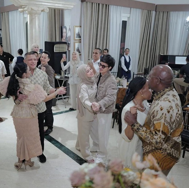 <p>Tak sedikit netizen yang ikut bahagia melihat keluarga mereka kumpul bersama. “Bahagia liat pemandangan di foto ini,smg keberkahan dan kebahagian selalu menyertai kel.TAF dan keluarga bsr nya.Aamiin,” tulis akun <em>@driyany****.</em> “Indahnya silaturahmi MasyaAllah Allahumma Baarik,” tulis akun <em>@ahha.****. </em>(Foto: Instagram @attahalilintar)</p>