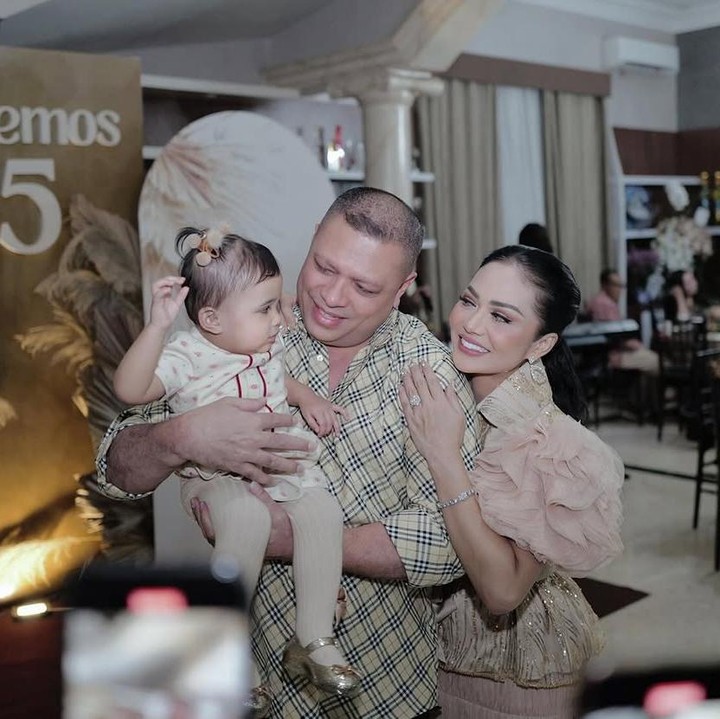<p>Meski jarang bertemu karena kesibukkan masing-masing, Raul terlihat akrab dengan cucu-cucunya yang menggemaskan. Kebersamaan mereka pun mengundang pujian dari netizen. (Foto: Instagram @attahalilintar)</p>