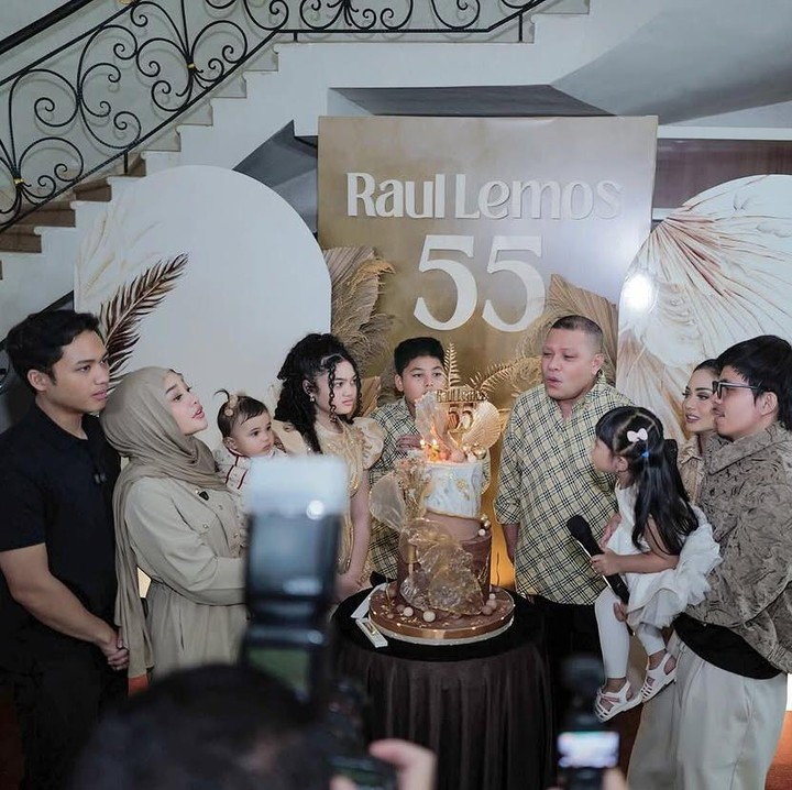 <p>Momen itu diketahui melalui beberapa foto yang diunggah oleh suami Aurel, Atta Halilintar, di akun Instagram pribadi.  “Selamat ulang tahun Avo,” tulis Atta, dikutip dari laman<em> Instagram@attahalilintar,</em> Jumat (21/2/2025). Mereka pun tampil kompak mengenakan pakaian dengan sentuhan warna <em>earth tone</em>. (Foto: Instagram @attahalilintar)</p>