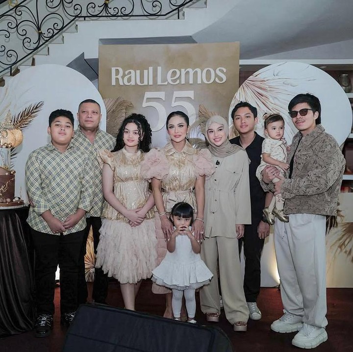 <p>Raul Lemos baru saja menginjak usia 55 tahun. Ia merayakan ulang tahun bersama keularganya di rumah pada Rabu (19/2/2025). Acara itu juga dihadiri oleh kedua anak sambungnya, Aurel dan Azriel Hermansyah. (Foto: Instagram @attahalilintar)</p>