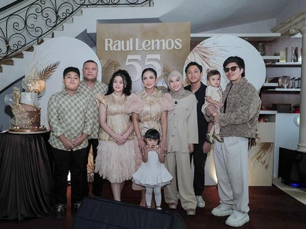 Aurel dan Azriel Hadiri Ultah Raul Lemos ke-55, Intip 5 Potretnya