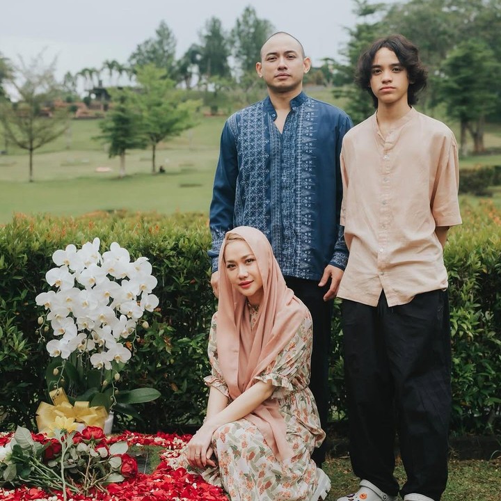 <p>Dalam ziarah kali ini, BCL dan Noah juga ditemani oleh Tiko Aryawardhana. Tiko adalah suami BCL yang resmi meminangnya pada 2 Desember 2023. Kini, Tiko tak hanya menjadi suami BCL, tapi juga ayah sambung dari Noah. (Foto: Instagram @itsmebcl)</p>