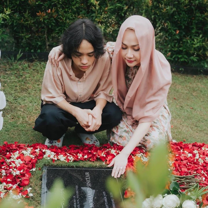 <p>Penyanyi Bunga Citra Lestari (BCL) dan putranya Noah Aidan Sinclair kembali berziarah ke makam Ashraf Sinclair tepat di momen lima tahun meninggalnya sang aktor. Ashraf Sinclair yang merupakan suami BCL ini meninggal dunia pada 18 Februari 2020 karena serangan jantung. (Foto: Instagram @itsmebcl)</p>