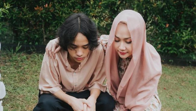 Ziarah ke Makam Ashraf Sinclair, Bunga Citra Lestari Curhat Perkembangan Anak