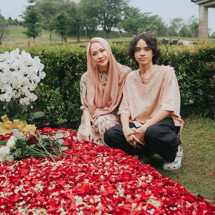 <p>Saat berziarah ke makam sang ayah, Noah mengenakan baju milik mendiang Ashraf, Bunda. Hal tersebut diungkap oleh BCL dalam postingan di Instagram. "5 Tahun bukan waktu yg sebentar.. Anaknya sekarang udah ABG.. Udah tinggi.. Itu dia pake baju kamu udah pas," tulisnya. (Foto: Instagram @itsmebcl/ @noah.sinclair)</p>