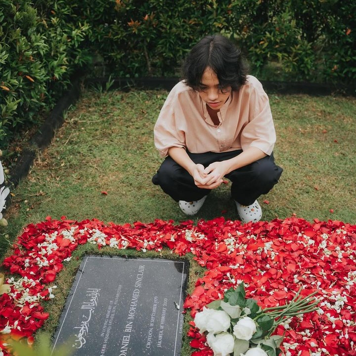 <p>Bukan kali ini saja Noah mengunggah momen saat berziarah ke makan ayahnya. Setahun yang lalu setelah mulai menggunakan media sosial, Noah membagikan momen tersebut di Instagram. BCL dan Noah memang selalu mengunjungi makam Ashraf setiap tanggal 18 Februari. (Foto: Instagram @noah.sinclair)</p>