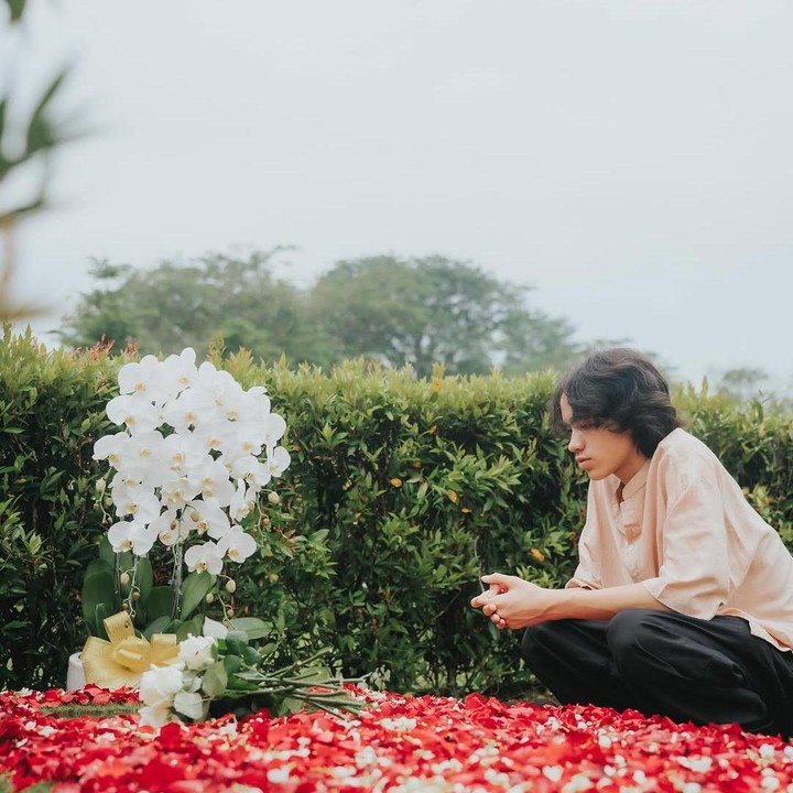 <p>Noah secara khusus mengungkapkan rasa rindunya dengan sang ayah. Remaja 14 tahun ini mengaku selalu rindu dengan ayahnya sejak lima tahun kepergiannya. "5 tahun tanpamu, tetapi cinta masih ada di hatiku. Aku merindukanmu setiap hari, Ayah," tulis Noah di akun Instagram miliknya. (Foto: Instagram @noah.sinclair)</p>