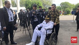 2 Kepala Daerah Masuk Istana Pakai Alat Bantu Jalan untuk Pelantikan