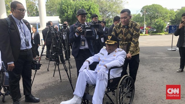 Bupati terpilih Trenggalek Mochamad Nur Arifin dan Bupati terpilih Mamberamo Tengah Yonas Kenelak menggunakan alat bantu jalan saat hadir pelantikan di Istana.