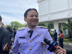 Momen Bupati Trenggalek Arifin Hadiri Pelantikan Pakai Tongkat di Istana