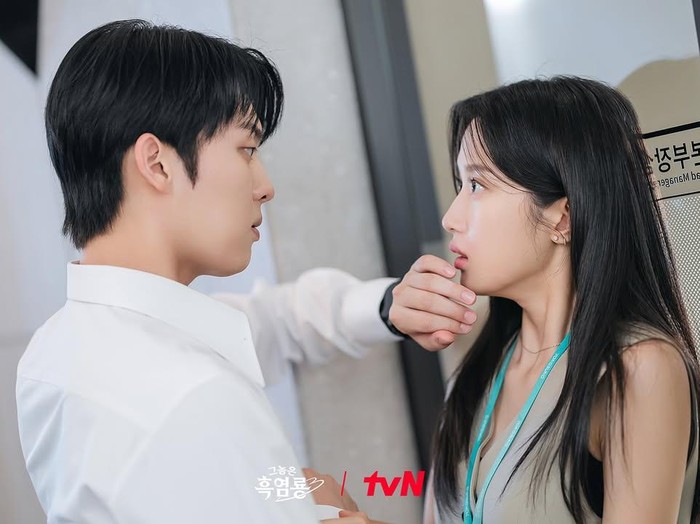 Choi Hyun Wook dan Moon Ga Young dalam drama My Dearest Nemesis/ Foto: Instagram.com/tvn_drama