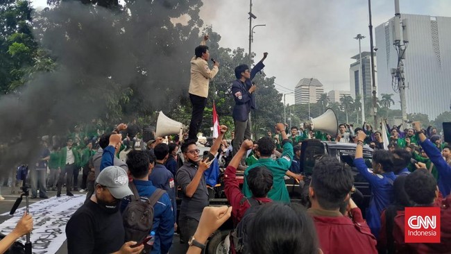 Massa aksi penolakan UU TNI terus berdatangan ke depan Gedung DPR, Senayan, Jakarta, Kamis (20/3) siang.