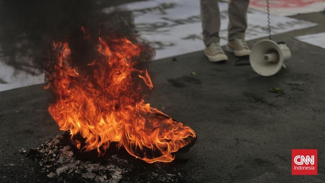 Sebanyak 16 mahasiswa Universitas Trisakti yang ditetapkan sebagai tersangka demonstrasi ricuh di Balai Kota DKI Jakarta dikenakan wajib lapor dua kali sepekan.